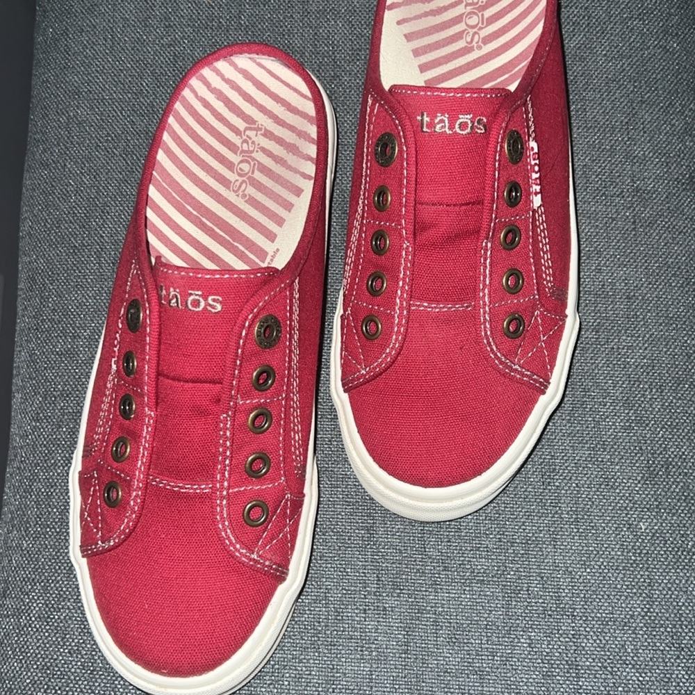Taos canvas mule sneakers, worn twice, super cute and great footbed.